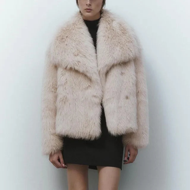 Faux fur jacket with voluminous collar and soft material